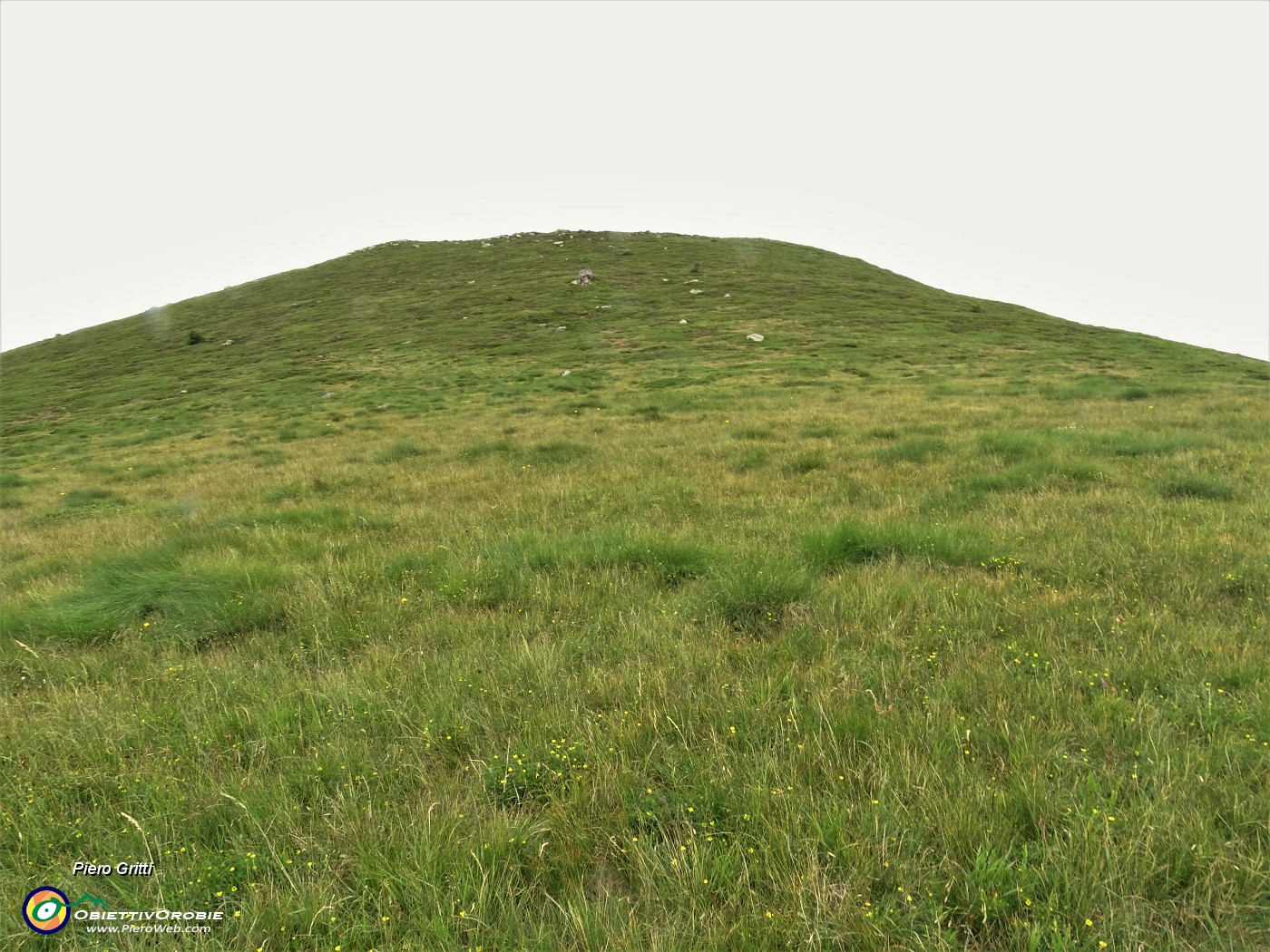 47 Dallo sperone roccioso con croce (1832 m) salgo per traccia su pratoni sulla cima del Monte Mincucco (2001 m).JPG